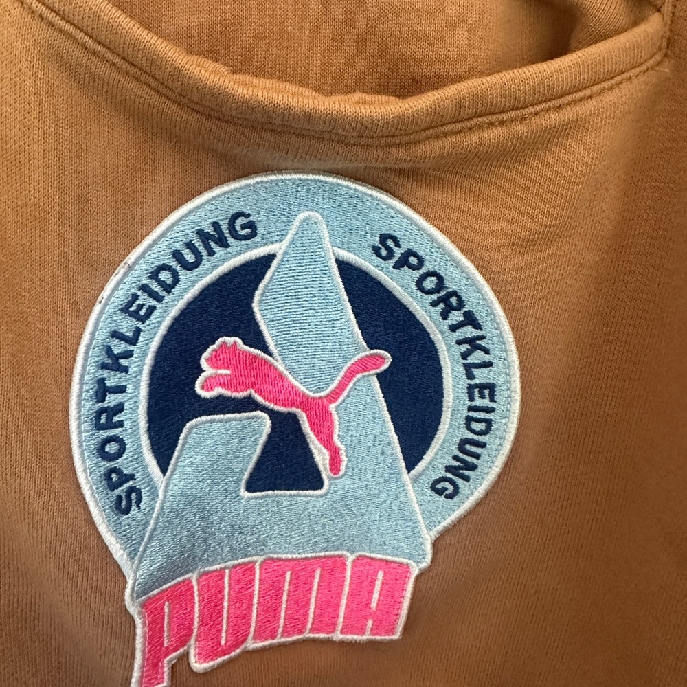 Puma sportkleidung Han Kjobenhavn 2018 Tan Sweatshirt with Pink Logo Size Medium